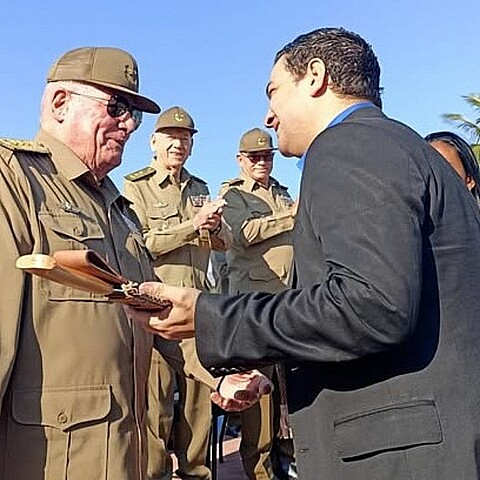 Humberto López recibe condecoración en 2025