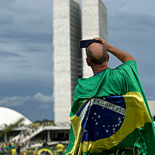 Manifestante grabando la invasión del Congreso Nacional de Brasil