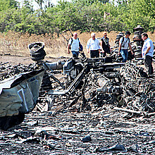 Inspectores visitan el lugar donde se estrelló el Boeing-777 de Malaysia Airlines, vuelo MH17, cerca de la localidad de Hrabovo.