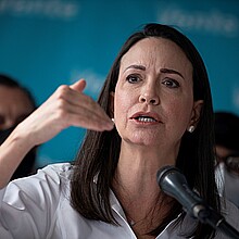 La opositora venezolana, María Corina Machado, habla durante una rueda de prensa en Caracas
