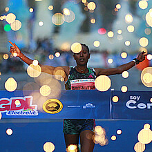 La etíope Hiwot Gebrekidan Gebremaryan llega a la meta en un Medio Maratón