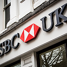 Letrero exterior de la sucursal de HSBC en el Reino Unido