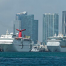 Vista de un crucero de la compañía Carnival (i) y otro de la compañía Royal Caribbean (d) atracados en la Bahía de Miami, Florida