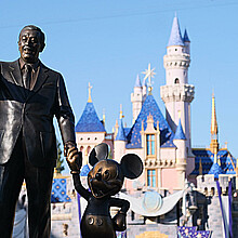 La estatua de Walt Disney y Mickey Mouse, en el Parque de Disney