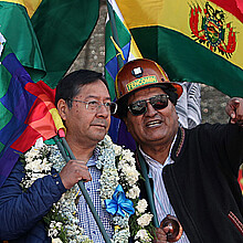 El presidente de Bolivia, Luis Arce (i) junto al expresidente Evo Morales (d)