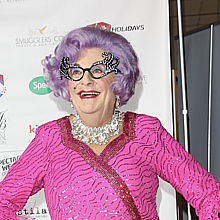 Muere el comediante australiano Barry Humphries, mejor conocido por su alter ego Dame Edna Everage