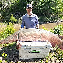Enorme pez cocodrilo de 251 libras en el Río Trinity, en Texas.