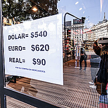 Fotografía de un cartel con la cotización de las divisas en Argentina