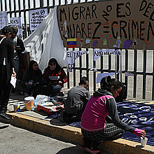 Fotografía de archivo de migrantes que protestan al exterior del Instituto Nacional de Migración (INM), en Ciudad Juárez, en el estado de Chihuahua (México)