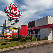 Descubren un cadáver dentro del congelador de un restaurante de comida rápida Arby's