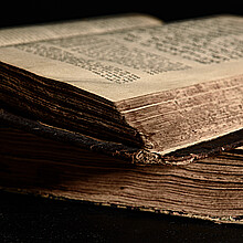 La Biblia hebrea casi completa más antigua se vende por 38,1 millones de dólares