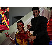 Influencer vestida con los colores de Ucrania se "cuela" en la alfombra roja de Cannes y se cubre con sangre falsa