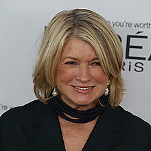 Martha Stewart, de 81 años, protagoniza portada "histórica" en Sports Illustrated Swimsuit