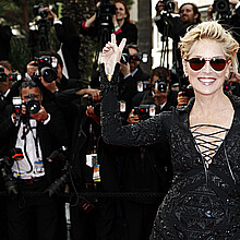 ¡Sharon Stone, de 65 años, enciende las redes con tremendo "bikinazo" de infarto!
