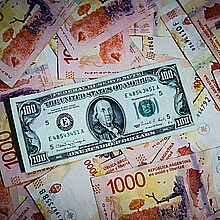 Billetes de 1 mil pesos argentinos debajo de 100 dólares