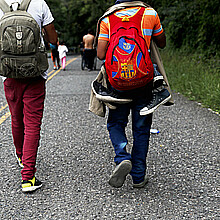 Dos jovenes migrantes caminando