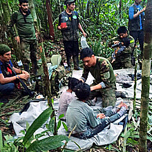 Las Fuerzas Militares de Colombia que muestra a soldados e indígenas junto a los niños rescatados tras 40 días en la selva, en Guaviare (Colombia)