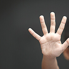 Niño mostrando el gesto de stop con su mano