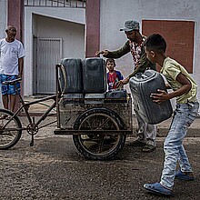 Compran agua en una casa con pozo artesanal en Venezuela