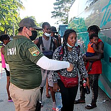 Transporte de migrantes en condiciones de hacinamiento