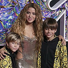 La cantante y compositora colombiana Shakira y sus hijos posan en la alfombra roja durante los MTV Video Music Awards en el Prudential Center en Newark, Nueva Jersey, EE.UU. 