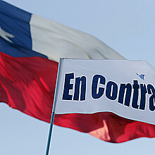 Bandera de chile y adelante otra bandera de "en contra"
