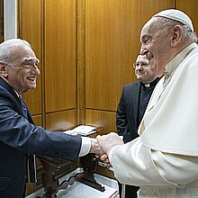 Imagen facilitada por el Vaticano que muestra al papa Francisco durante la breve reunión mantenida con el director de cine estadounidense Martin Scorsese.