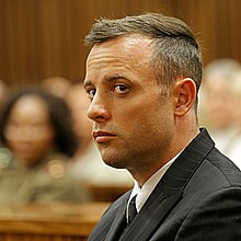 Fotografía de archivo tomada el 14 de junio de 2016 que muestra al exatleta paralímpico Oscar Pistorius durante su juicio en el Tribunal Superior de Pretoria en Sudáfrica. 