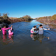 Migrants cross the Rio Grande near the wall separating the U.S. border in Ciudad Juárez, Chihuahua (Mexico). File image. 