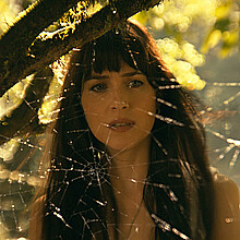 Fotograma cedido por Sony Pictures que muestra a la actriz Dakota Johnson en su papel de Cassandra Webb, en una escena de la película ‘Madame Web'. 
