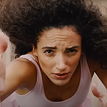 La bailarina cubana aparece en el nuevo clip de Residente