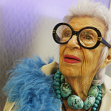 Fotografía de archivo de la diseñadora estadounidense e icono de la moda Iris Apfel.