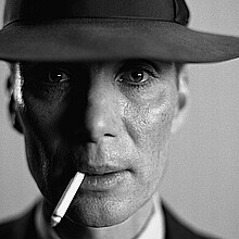 Fotograma cedido por Universal Pictures donde aparece el actor Cillian Murphy en su papel de J. Robert Oppenheimer para la película 'Oppenheimer'. 