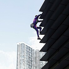 El escalador urbano francés Alain Robert, conocido como el 'Spiderman francés', sube al edificio GT Capital en Manila, Filipinas, el 5 de marzo de 2024.