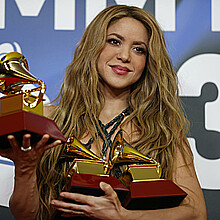 Imagen de archivo de la cantante colombiana Shakira con los tres premios conseguidos durante la gala anual de los Latin Grammy en 2023. 