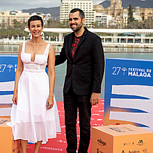 El director cubano Alan González y la actriz Lola Amores en la sesión fotográfica del largometraje 'La mujer salvaje', en el 27 Festival de Málaga, en el sur de España. 
