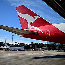 Foto de archivo de la cola de un avión de Qantas en Australia.  