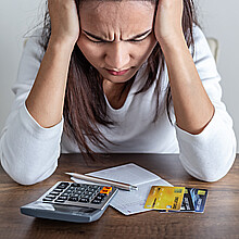 Mujer angustiada por deudas
