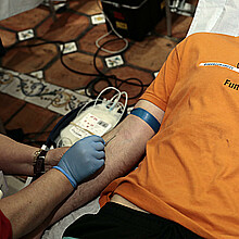 Foto de archivo, donde una persona dona sangre