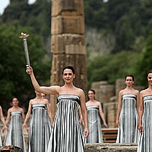 Encendido de la antorcha olímpica en las ruinas de la antigua Olimpia. 