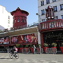 Vista general de la fachada del Moulin Rouge sin sus alas en París, Francia, 25 de abril de 2024