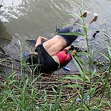 Fotografía de archivo del 24 de junio de 2019, de los cuerpos sin vida de un presunto migrante y su bebé a una orilla del Río Bravo