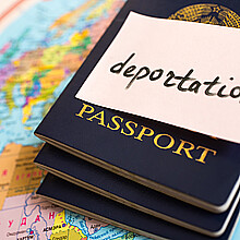 Pasaporte con un papel de deportación