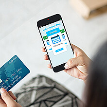 Tarjeta de crédito fisica y una aplicación con tarjeta de crédito virtual
