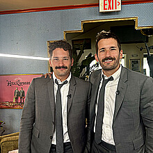 Los artistas venezolanos Mau y Ricky posan para EFE durante una entrevista el 22 de mayo de 2024 en Miami Beach, Florida (EE.UU.). 
