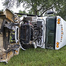 na foto proporcionada por el Cuerpo de Bomberos del Condado de Marion muestra a los socorristas del Condado de Marion, Florida, en la escena de un accidente que involucró a dos vehículos en el que murieron 8 personas y otras 38 fueron trasladado a hospitales del área en Ocala