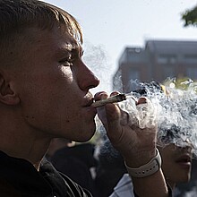 Fotografía de archivo del 20 de abril de 2023 de una persona que fuma marihuana en Nueva York (EE.UU.). 