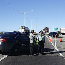 Imagen de archivo de un agente de policía que organiza el tráfico tras el sismo registrado Puerto Rico