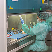 Fotografía de archivo fechada el 14 de enero de 2017 que muestra a dos mujeres mientras trabajan en un laboratorio. 