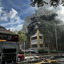 Fotografía divulgada por los Bomberos de Miami donde se ve el humo que sale del incendio